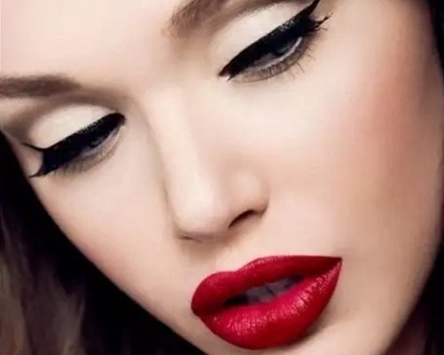 Какая помада подходит брюнеткам