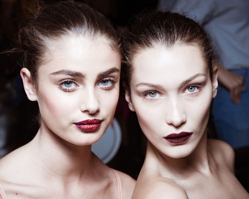 Помада для брюнеток с голубыми глазами