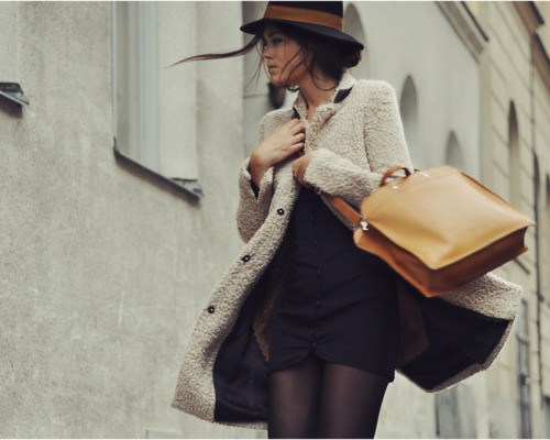 Аксессуары к черному платью-футляр