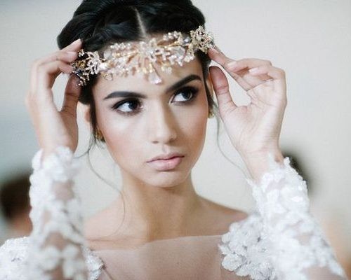 Свадебная прическа с диадемой на короткие волосы